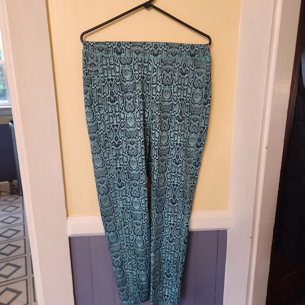 POP Fit Teal and Black Patterned Leggings